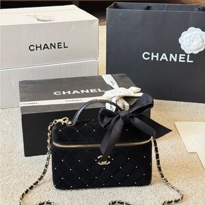 <AUTHENTIC>Chanel Black Quilted Crossbody Bag with Gold Accents